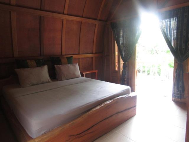 タンジュン Bale Jukung Bed & Breakfast エクステリア 写真